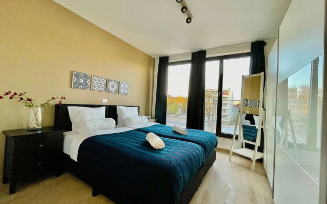 Sparkling City Suite Near Diamonds