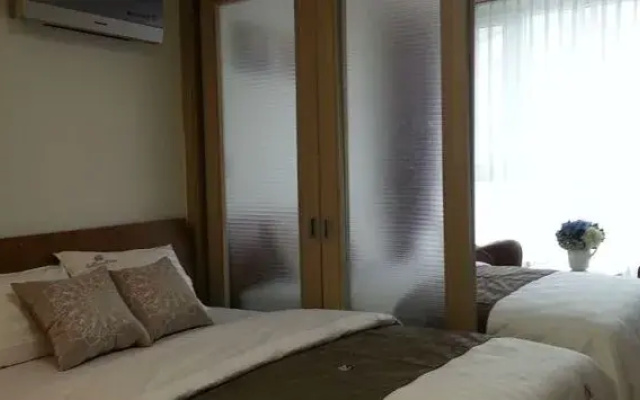 TEN-Q Residence MAPO