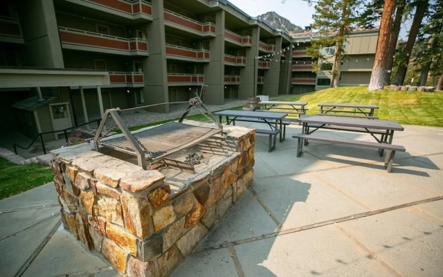 Spacious Slopeside Location by RedAwning
