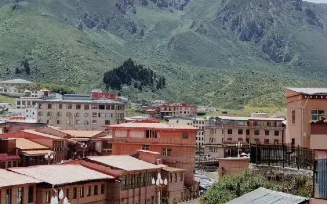 Luqu Lvzhouyuan Inn