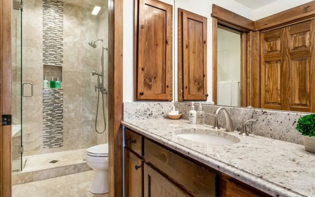 4 Bedroom Antlers Vacation Rental With Incredible Slopeside Views and Just a Short Walk to Gondola and Lionshead Village
