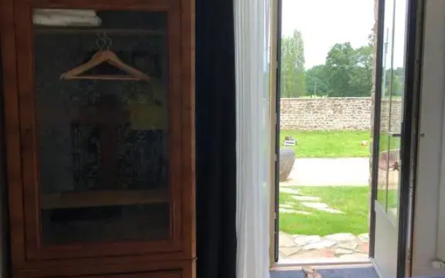 Chambre indépendante au Manoir de la Célinais côté jardin