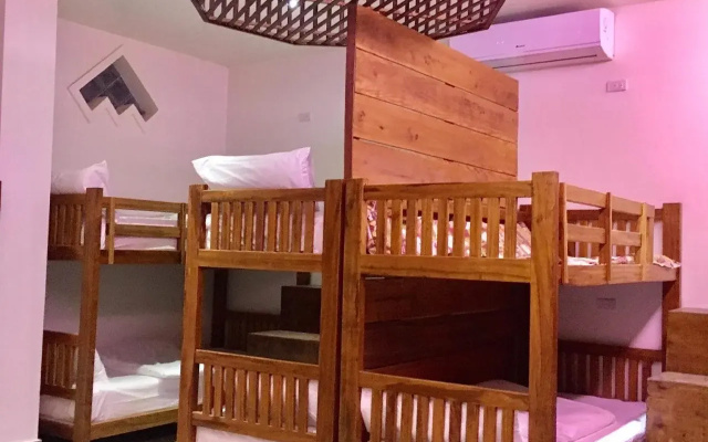 Faraway Suites - Hostel