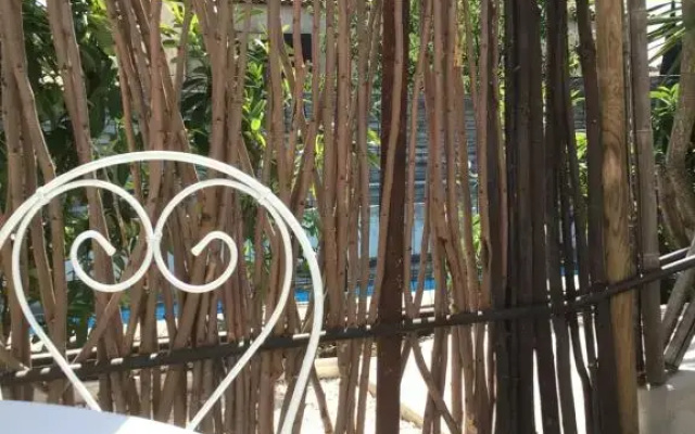 2 pièces rez-de-jardin dans maison avec piscine
