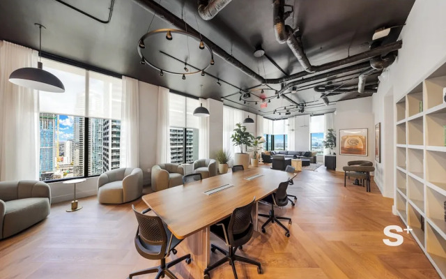 Sleek 1-BR & Den in Central Downtown