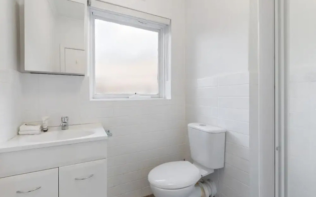 Comfy One-bedroom Unit Between City and Airport