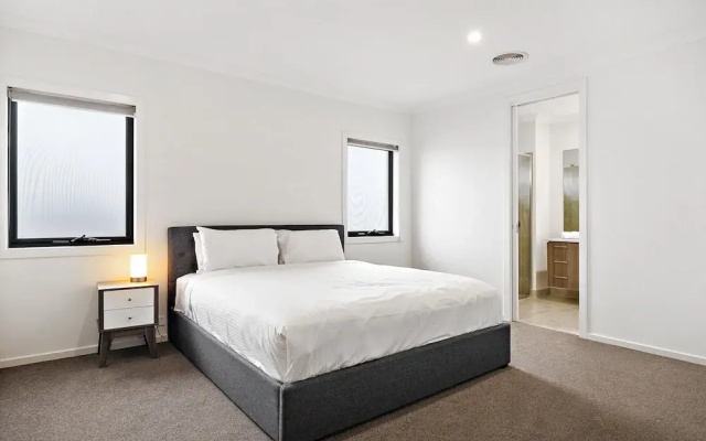 Spacious 5-bed Home in Peaceful Point Cook