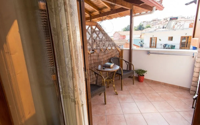 Akis House