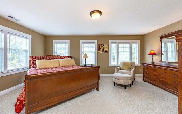 Lincoln House 4 Bedroom Home by RedAwning