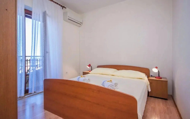 Scenic Holiday Apartment in Primosten