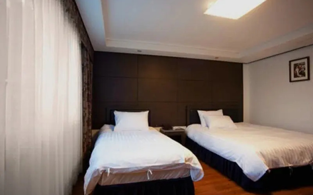 Tourist Hotel The Red