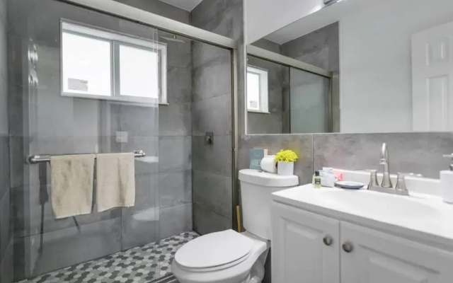 *Beautiful Family House 3 bd/2 bathrooms+backyard*