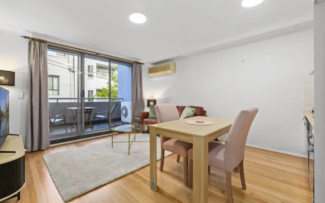 Bright 1-bed Apartment in Central Redfern