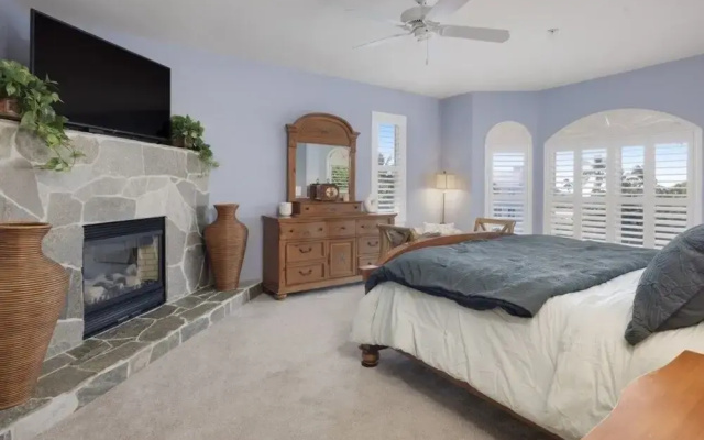 Bella Vita 5 Bedroom Home by RedAwning