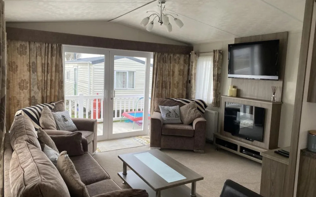 Caravan - Sleeps 6 - Patio, Parking