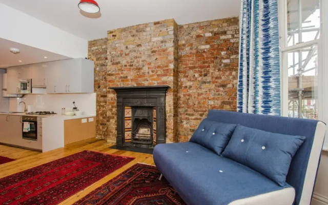 Spacious 1 Bedroom Apartment with Balcony Close to Tube