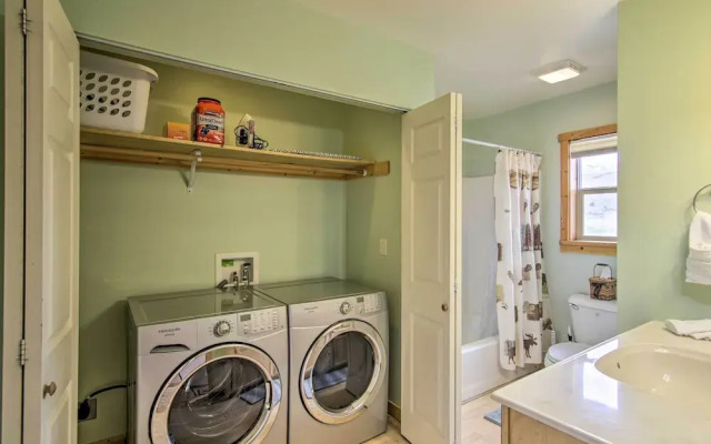 Airy Emigrant Townhome w/ Sweeping Mtn Views!