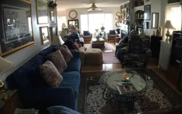 Inn 38 Oak Bluff Circle