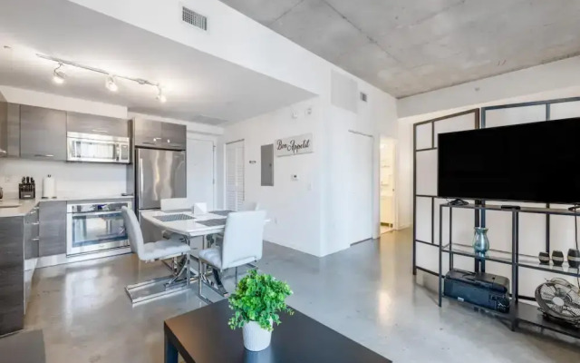Cozy Downtown Pad- Luxe Rooftop Pool gym and More