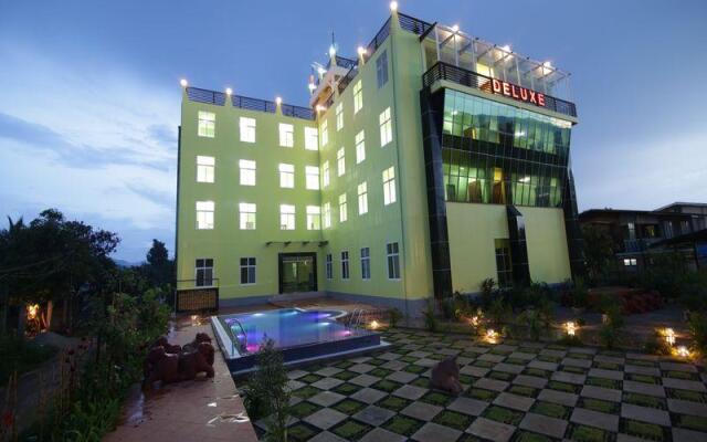 Deluxe Hotel вид на фасад