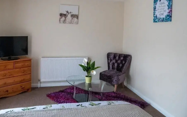 5 Bedroom Guesthouse in Quiet Cul-de-sac location.