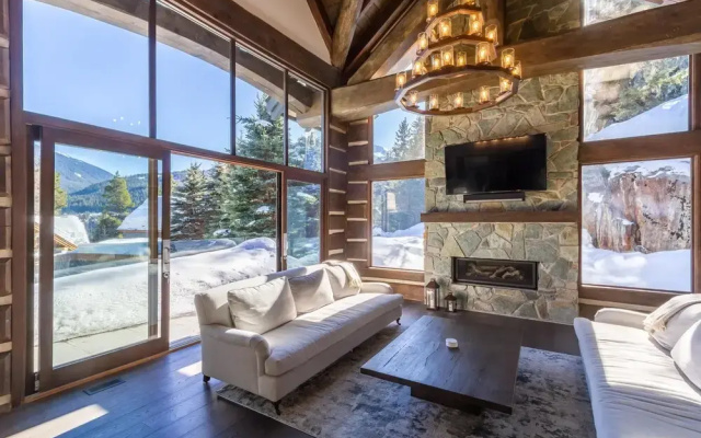 3354 Peak Drive