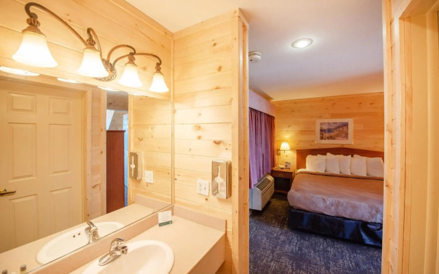 Quality Inn & Suites Mackinaw City Beachfront