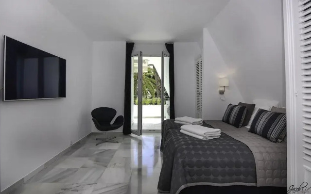 Port Oasis Golden Mile Apartment