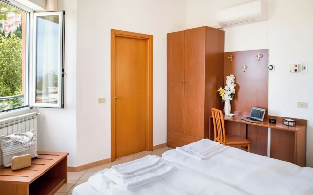 Hotel Tritone