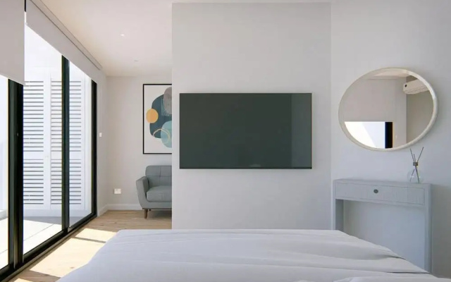 Victory Suites - 2 Bedrooms and Executive Suite, Swimming Pool & Gym, Close to Airport