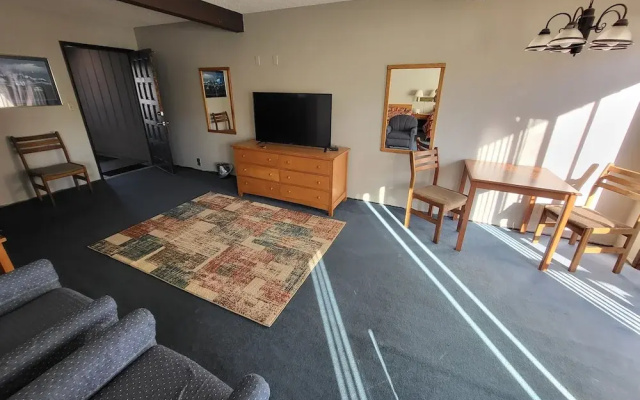 Lakeshore Lodge