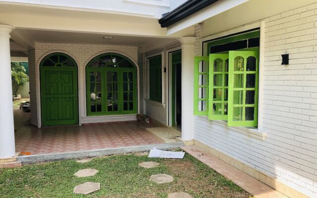 Отель Negombo Beach by Flipflop Hostels вид на фасад