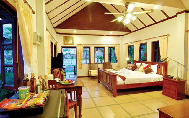 Отель Chalong Villa Resort and Spa комната для гостей