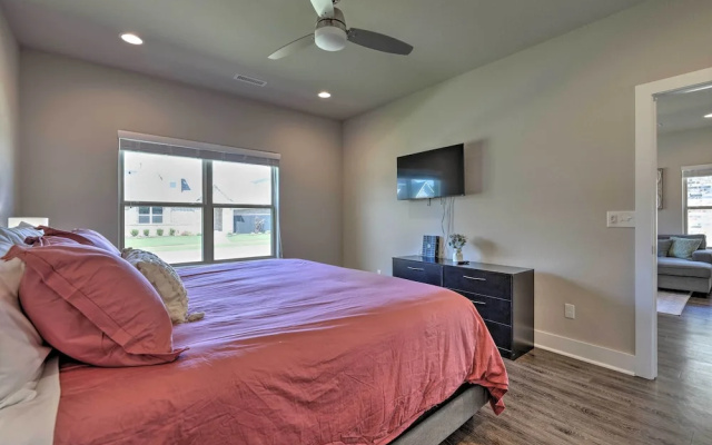 Fayetteville House: Pool Access & Gas Grill!