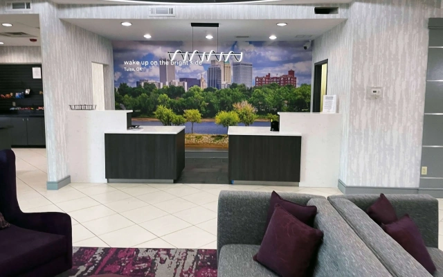 Отель La Quinta Inn & Suites by Wyndham Tulsa Midtown