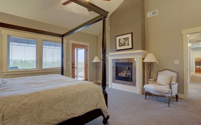 Spacious Five Peaks Home with Soaking Tub and BBQ by RedAwning