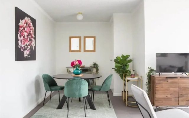Sunny Apartment in Quiet and Green Neighbourhood