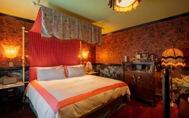 Lafayette Hotel & Club