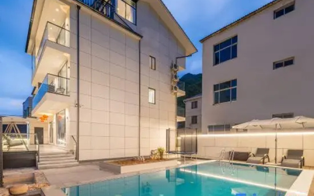 Chuanye Mountain Stream Tracing · Starry Sky Pool Vacation Apartment