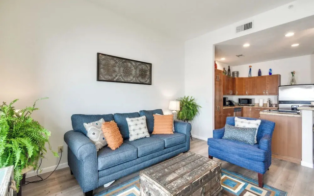 Pool Access, Walk to Beach: Galveston Condo!