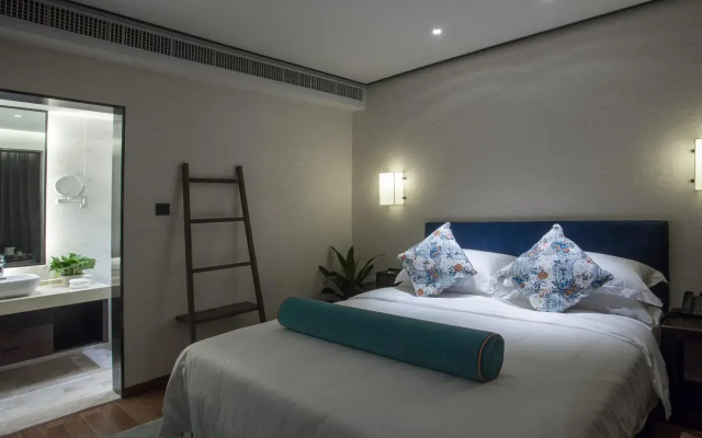 Serene Cicada Hotel