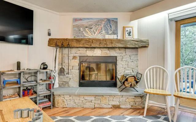Renovated Ski-in/ski-out Peru Condo at Bromley Mtn