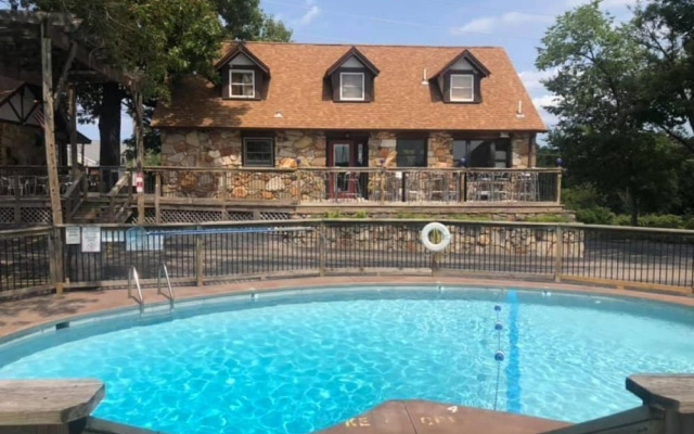 Eagles Nest Motel & Lounge