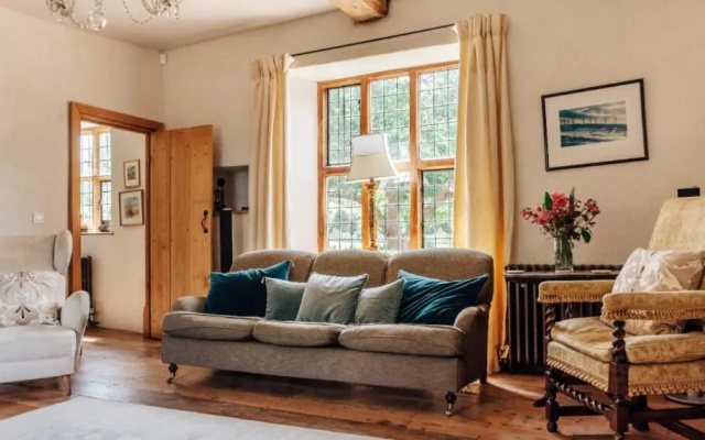 Lavish Tudor Estate Gardens - Sleeps 25