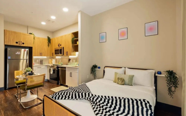 12min Downtown 6min Domain Pool Free Parking