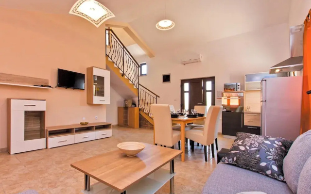 Beautiful Home in Liznjan With Wifi and 2 Bedrooms