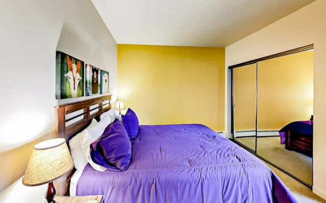 2BR Condo in Perfect Location by RedAwning