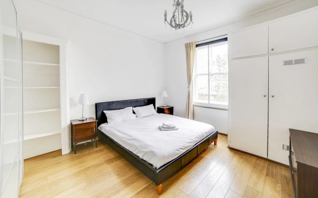 Bright 2 Bed in West Kensington W/balcony