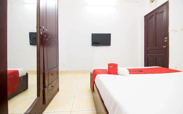 Reddoorz near Hoang Van Thu Park
