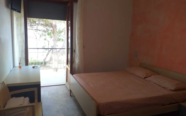 Room-quadruple Room for a Totally Relaxi
